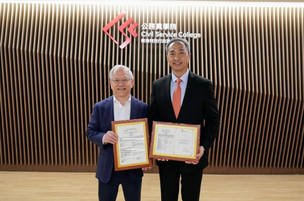 The Head of the Civil Service College, Mr Oscar Kwok receives Qualifications Framework Level 5 accreditation from HKCAAVQ Executive Director Dr Joe Hong on behalf of CSC.