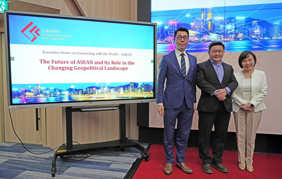 Dr Kuik Cheng-Chwee poses a photo with Ms Janice Tam and Professor Heiwai Tang